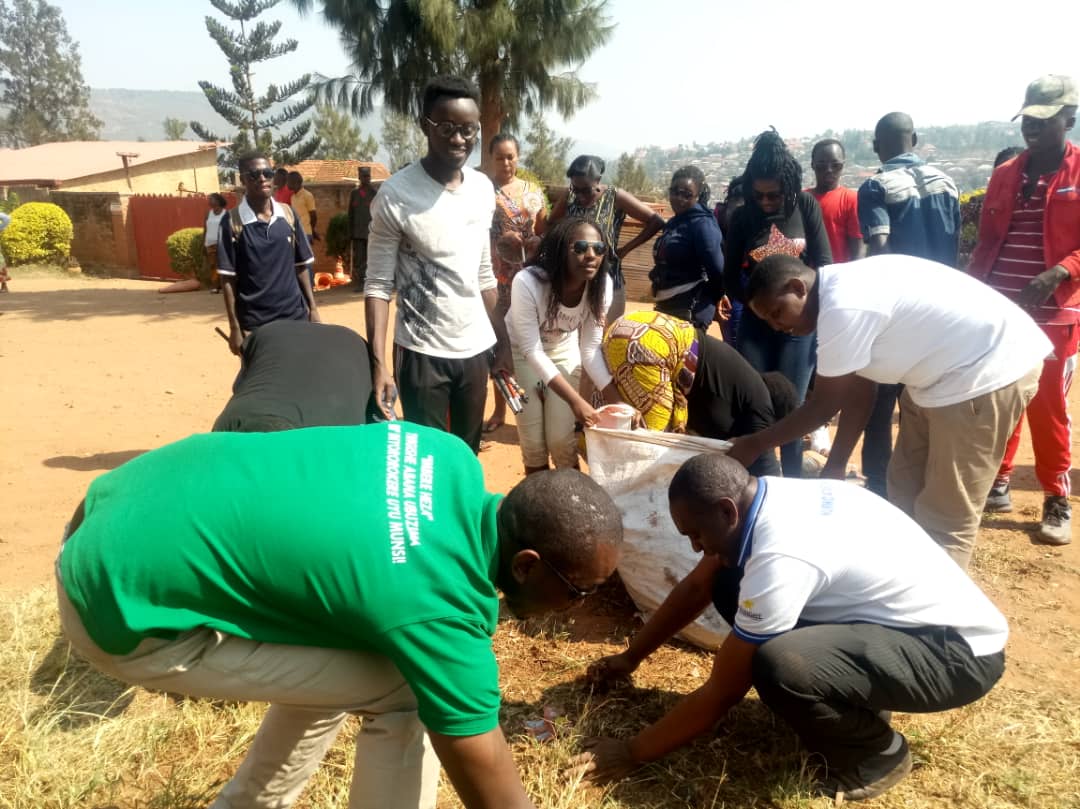 Bakoze umuganda wibanze ku gusukura hantu hatandukanye mu kagali k