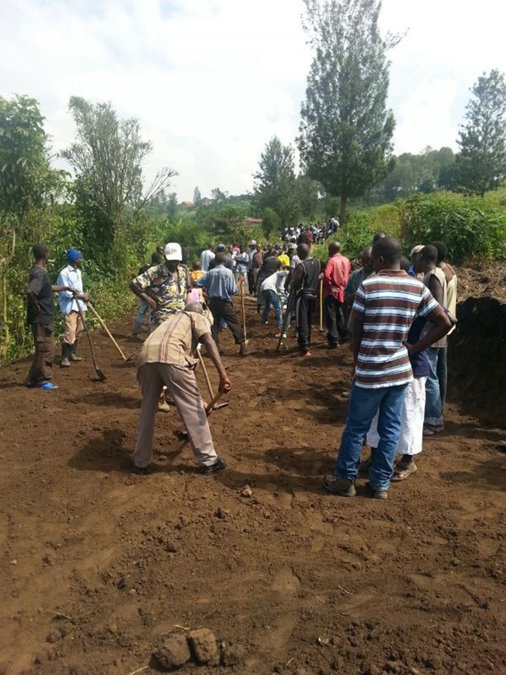 Bakoze umuganda wo guhanga umuhanda.