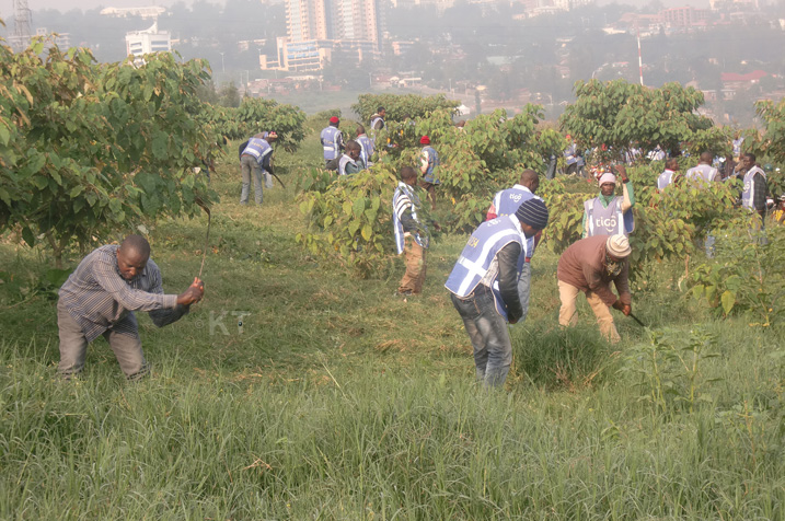 Bakoze umuganda wo kubungabunga isuku mu Mujyi wa Kigali