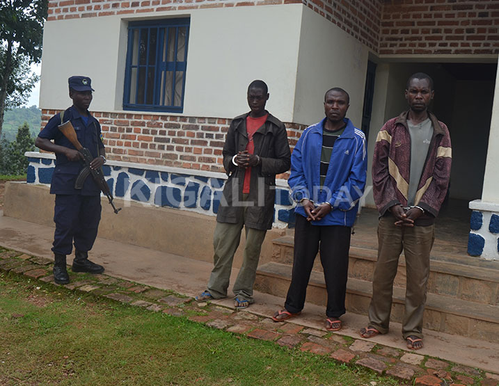 Aba bagabo bakurikiranyweho kwiba inyana.