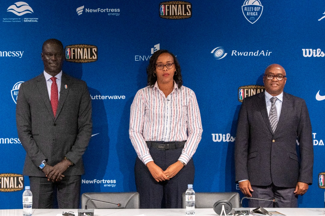 Uhereye ibumoso: Amadou Gallo Fall (wambaye karuvati itukura) Perezida wa BAL, Munyangaju Mimosa Minisitri wa Siporo mu Rwanda na Anibal Manave Perezida wa FIBA Africa