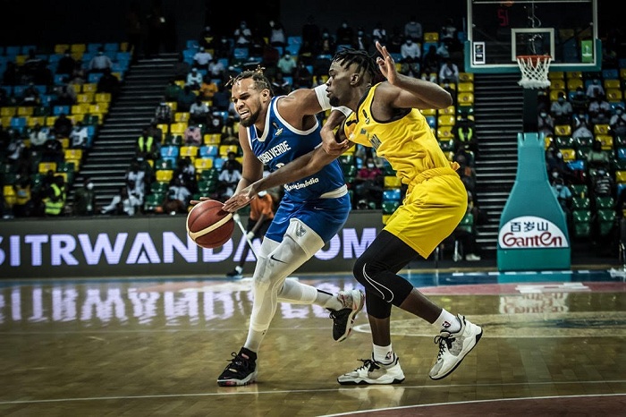 Axel Mpoyo ahanganiye umupira na Ivan Almeida wa Cap Vert Muri AfroBasket iheruka