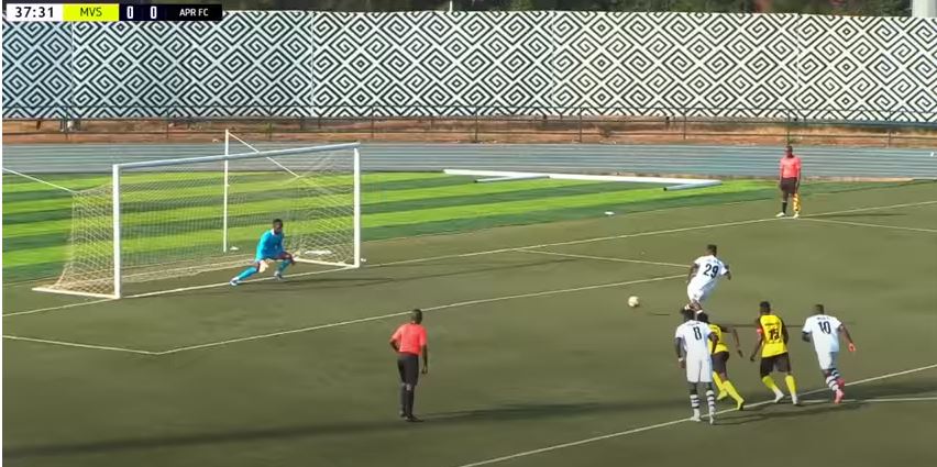 Ubwo umupira wavaga ku kirenge cya Mbaoma mbere y'uko ugera mu maboko ya Ssebwato 