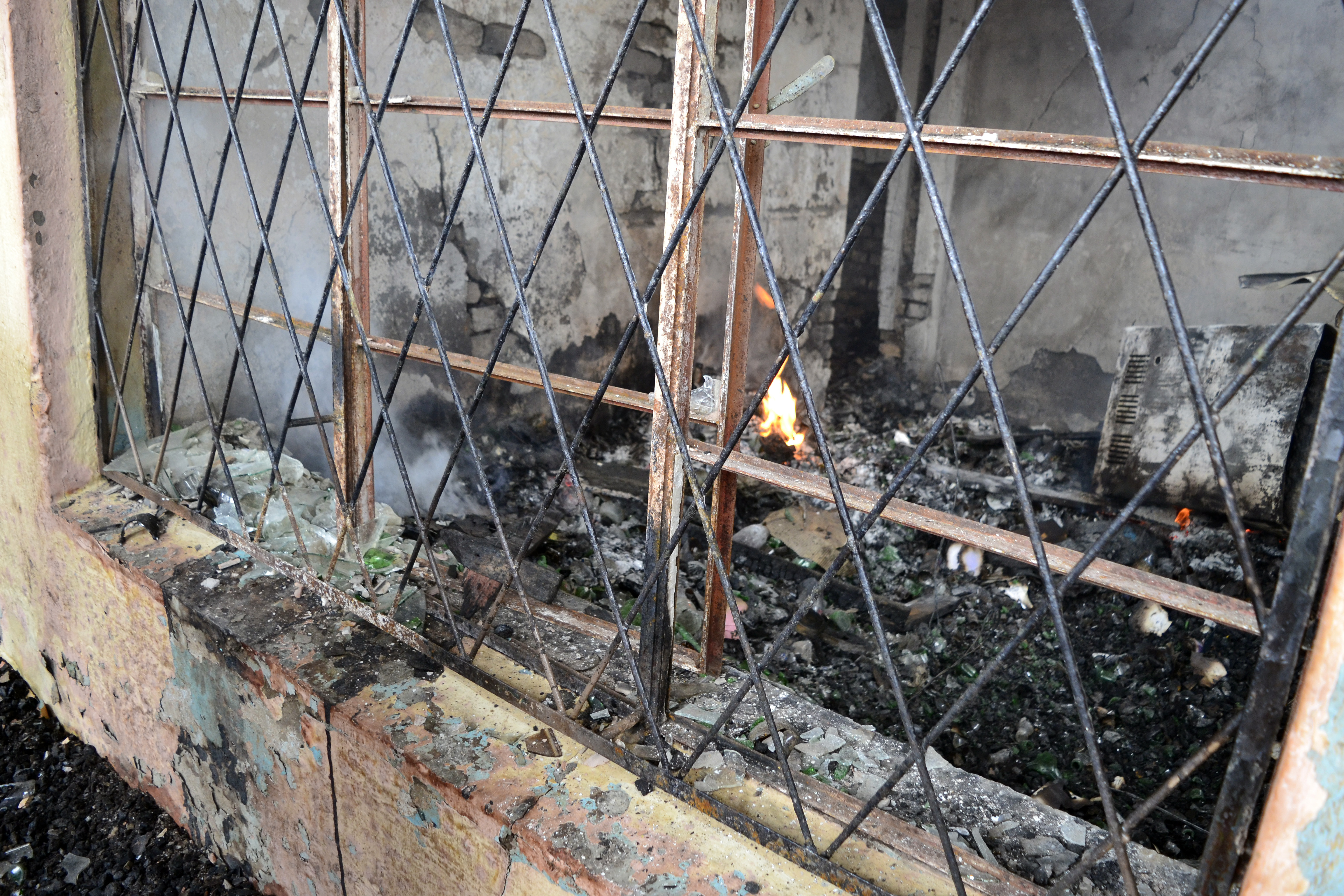 Bamenaga ibirahure ngo bagerageze kuzimya ariko birabananira