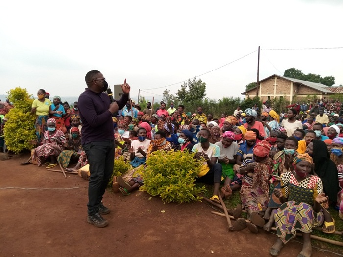 Minisitiri Bampoliki yasabye abatuye i Nyamirama gukora ku buryo abana babo baba aho bagomba kuba