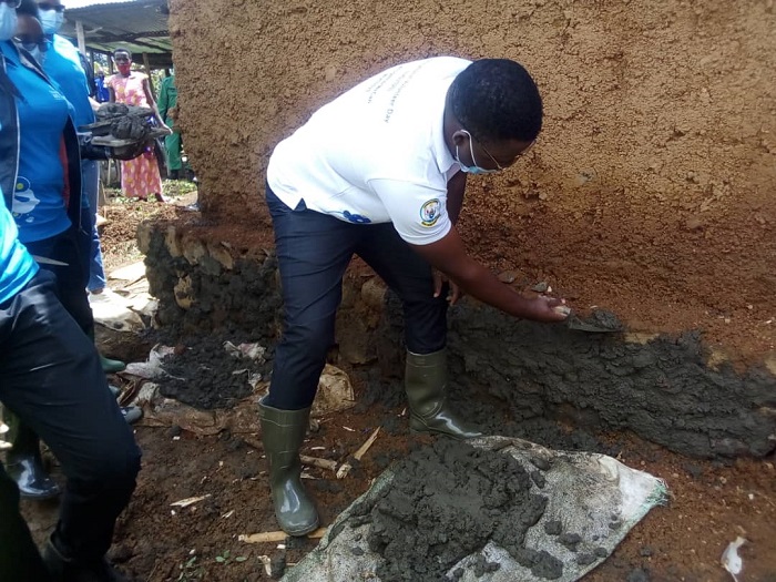 Hon. Bamporiki Edouard yifatanyije n'abaturage kubakira umwe mu batishoboye wo mu rubyiruko rw'abakorerabushake