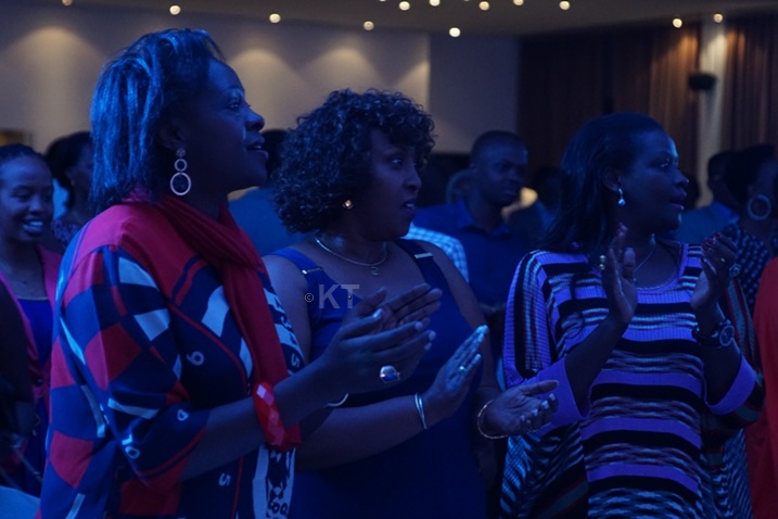 Aba banezerewe barahaguruka, bamufasha kuririmba indirimbo ze.