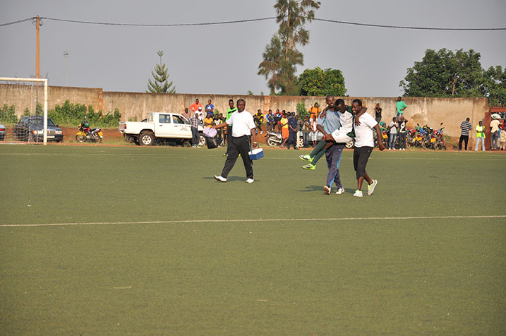 Babanje kumuterura mu maboko kuko ingobyi yatinze kubageraho.