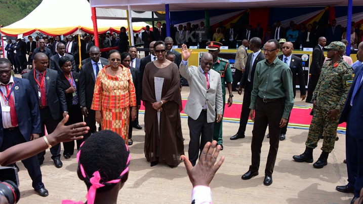 Perezida Magufuli na Madamu bakiriwe na Perezida Kagame na Madamu. Aha ni ku Rusumo.