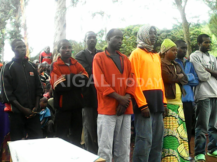 Bamwe batangajwe no kubona harimo n'umugore wagombaga kumutabariza kubera impuhwe za kibyeyi.