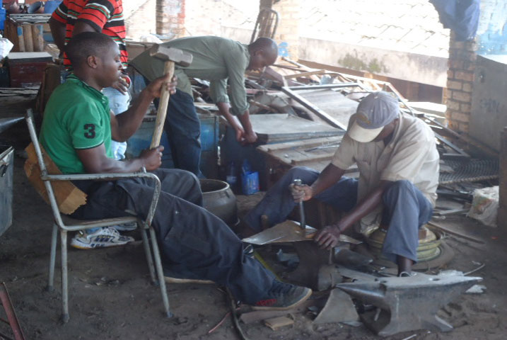 Abacuzi bavuga ko abagura injyamani babatwara ibikoresho bakwiye kwifashisha.