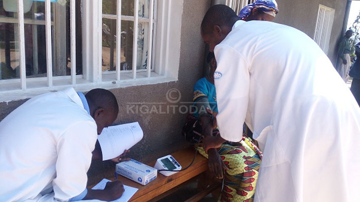 Abaganga ba CHUB bavura abaturage ba Rwaniro