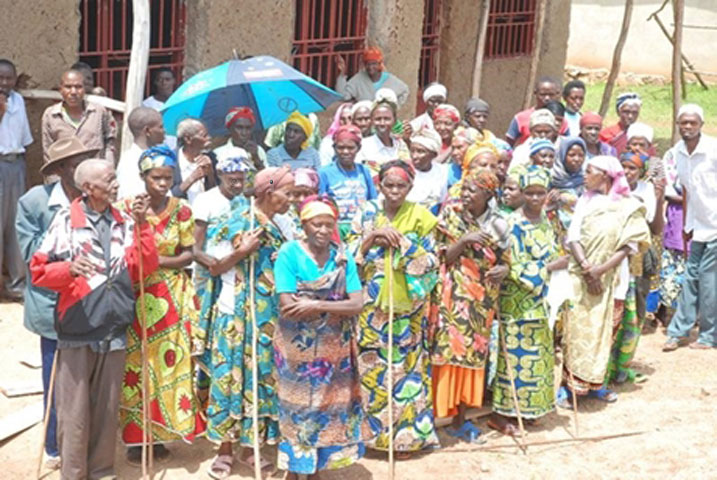 Bamwe mu bageze mu zabukuru bo mu Murenge wa Gacurabwenge mu Karere ka Kamonyi bagiye gufata amafaranga y