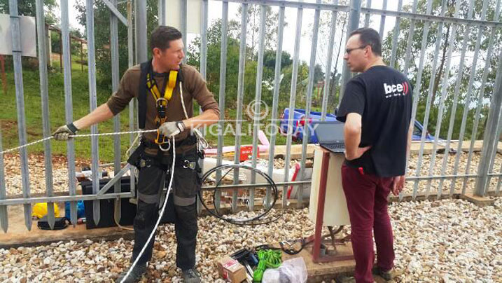 Bamwe mu bagize itsinda ry'abatekinisiye bari mu gikorwa cyo gushyiraho iyi mirongo mishya ya KT Radio.