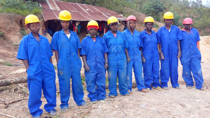 Bamwe mu bagore bacukura amabuye mu kirombe cya Gisizi.