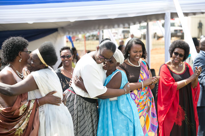 Bamwe mu bagore batejwe imbere na Pro-Femmes Twese Hamwe bishimiye guhura na Madame Jeannette Kagame.