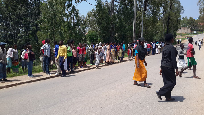 Bamwe mu bari baje kureba uwo murambo byabateye ubwoba.