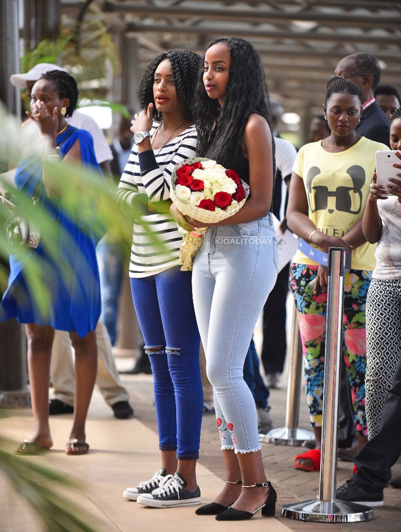 Bamwe mu bakobwa bari baje kumwakira.