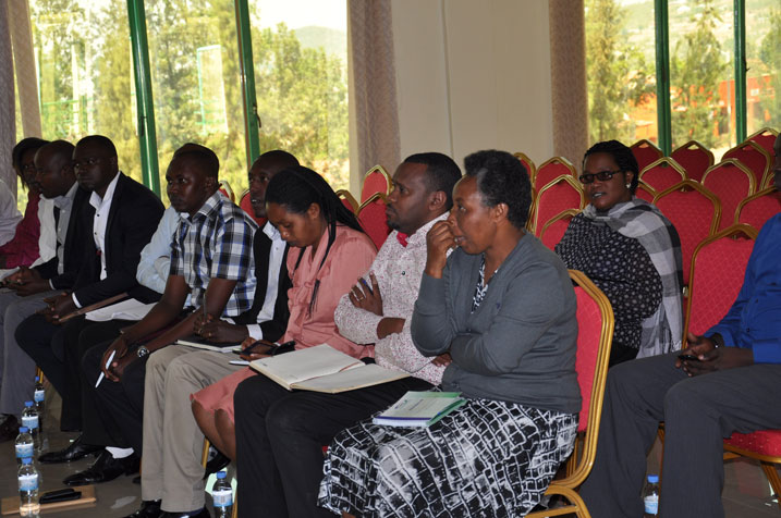 Bamwe mu bakozi b'akarere bari bari muri icyo kiganiro.