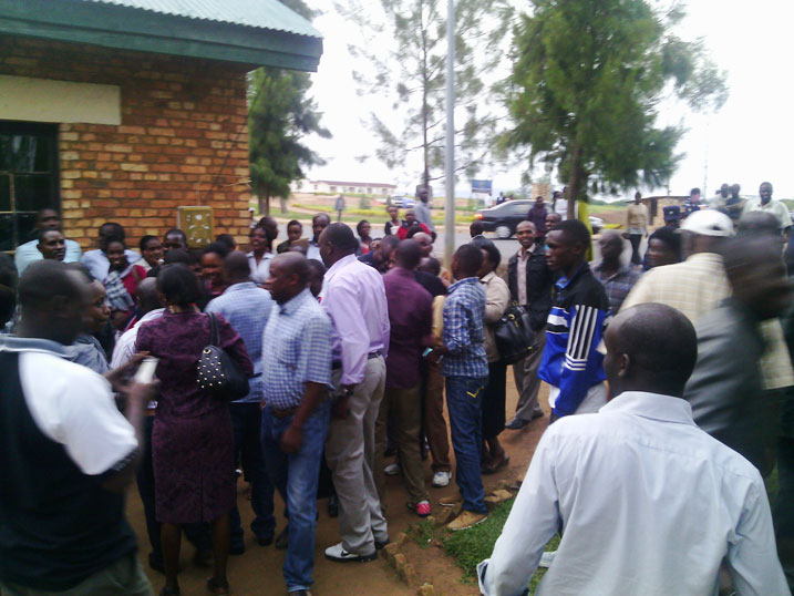 Bamwe mu bakozi bo mu karere ka Kamonyi bari baje gukurikirana urubanza batahanye n