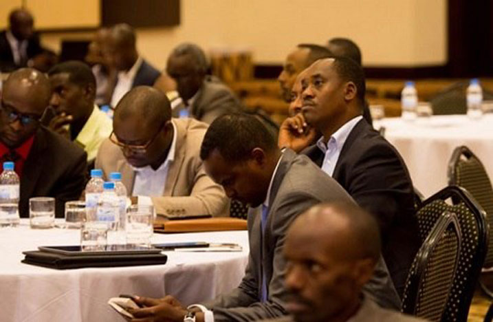 Bamwe mu bari bahari ubwo bushakashatsi bumurikwa.