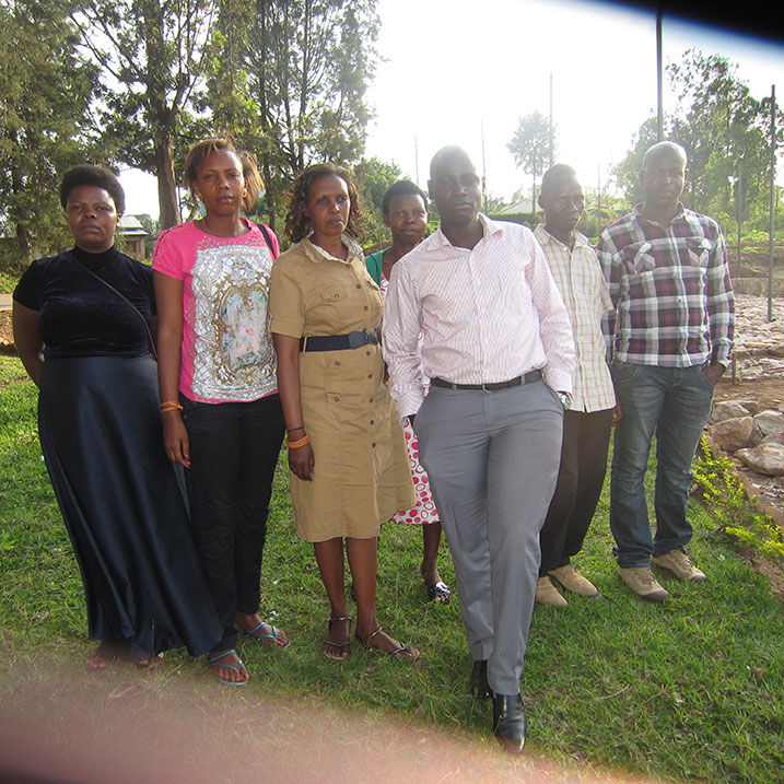 Bamwe mu bari bamaze kumenya ko yafashwe bakaza kubaza intebe bibwe.