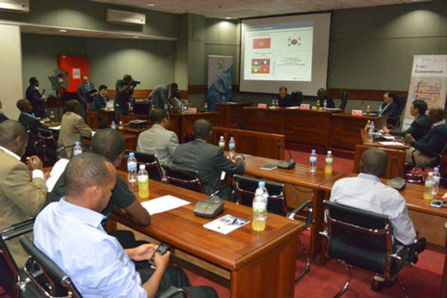 Bamwe mu bari bitabiriye inama yasuzumaha ishyirwa mu bikorwa ry'igishushanyo mbonera cya e-governement.