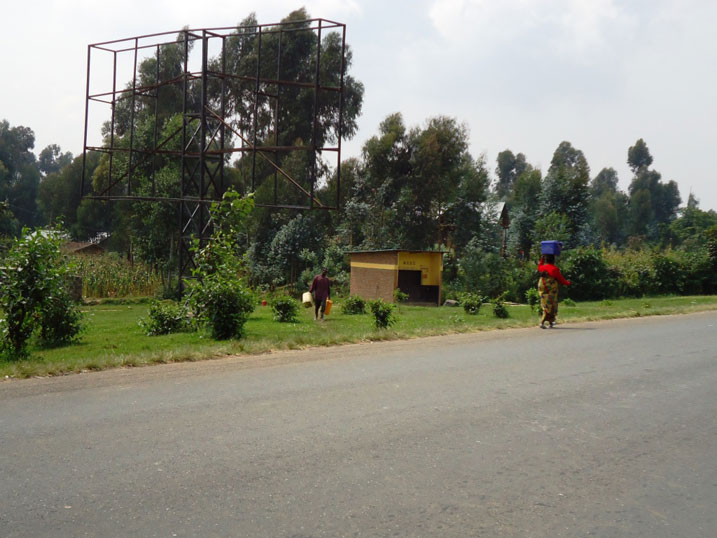 Bamwe mu baturage barenga amavomo yo hafi yabo bakajya kuvoma ahandi kuko aba akinze.