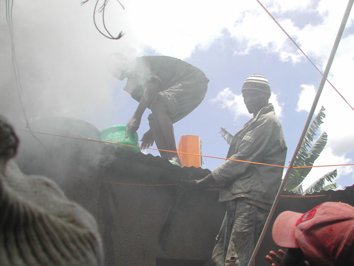 Bamwe mu baturage buriye hejuru y