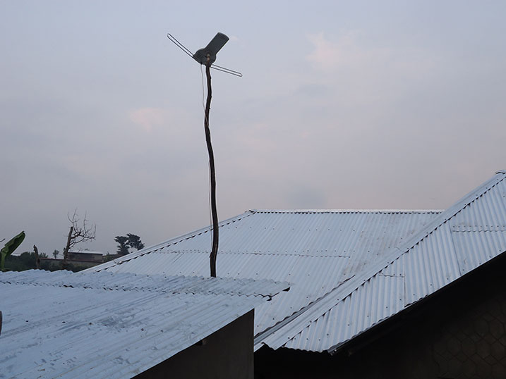 Bamwe mu batuye umujyi wa Kibuye baratabaza ngo bashobore kubona Televiziyo.