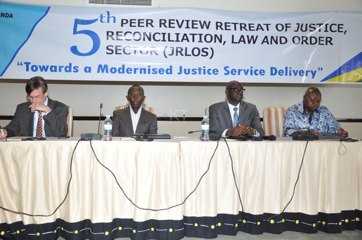 Bamwe mu bayoboye umwiherero w'inzego z'ubutabera ubera mu Karere ka Rubavu.