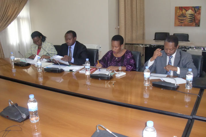 Bamwe mu bayobozi basobanura ibikubiye mu myanzuro y'umwiherero wa 13 w'abayobozi.