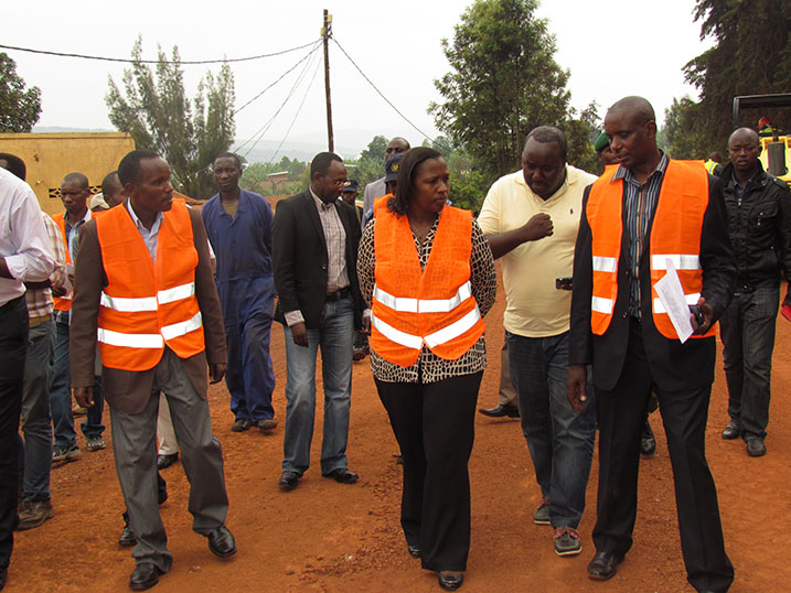 Bamwe mu bayobozi bitabiriye umuhango wo gutangiza isanwa ry