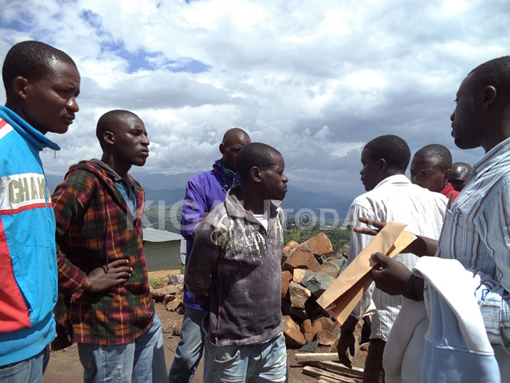 Bamwe mu bigaragambije bibaza impamvu badahembwa kandi bakora.