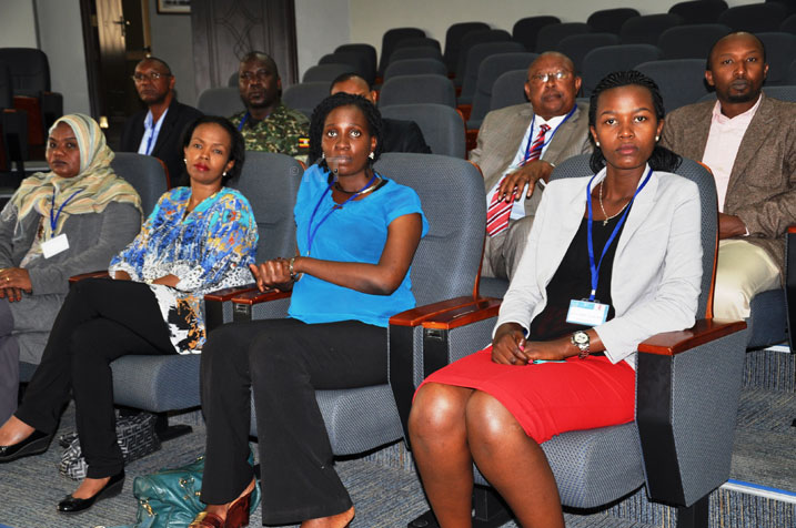 Bamwe mu bitabiriye amahugurwa ku kurinda abana bakurikirana umuhango wo kuyafungura.