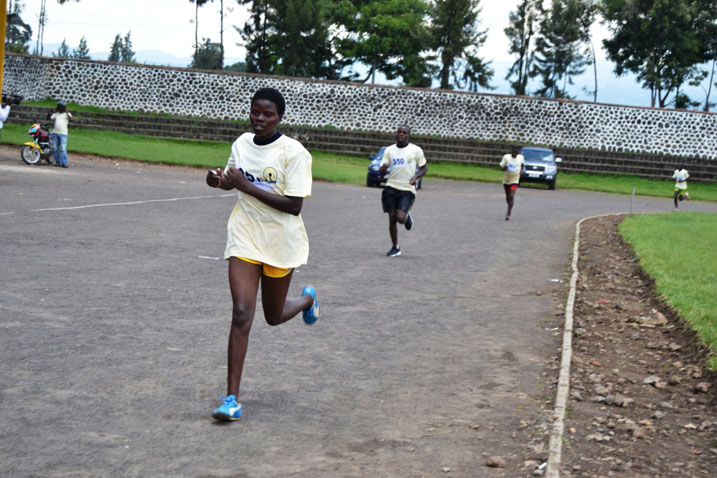 Bamwe mu bitabiriye marathon barimo kurangiza irushanwa.