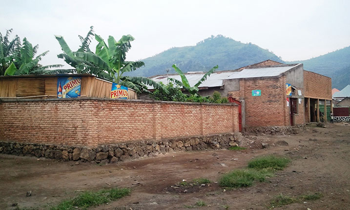 Bamwe mu bafite ibikorwa mu mbago z'ikibuga cy'indege batinye kubikomeza kubera kubarurirwa ngo bazimurwe.