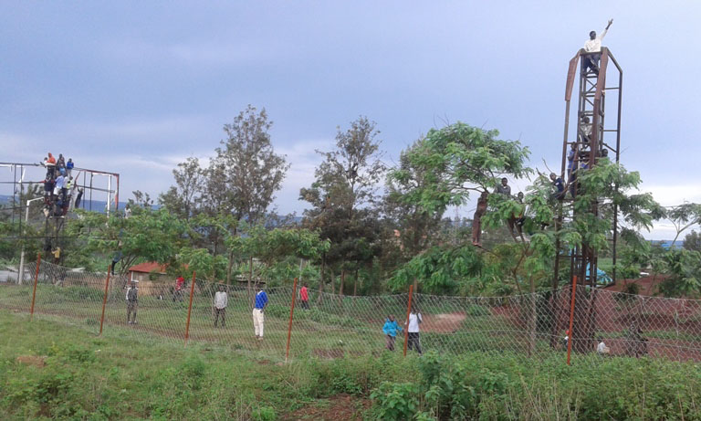 Bamwe bagiye birwanaho kugira ngo bakurikire umupira