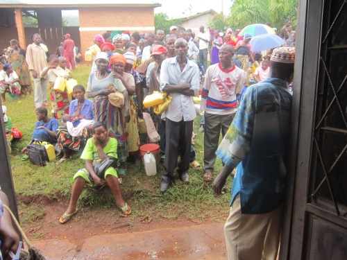 Bamwe bari bihebye bazi ko batabona ibiryo.