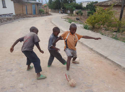 Muri Muhanga hari abana bacitse iwabo bajya kuba mu muhanda.