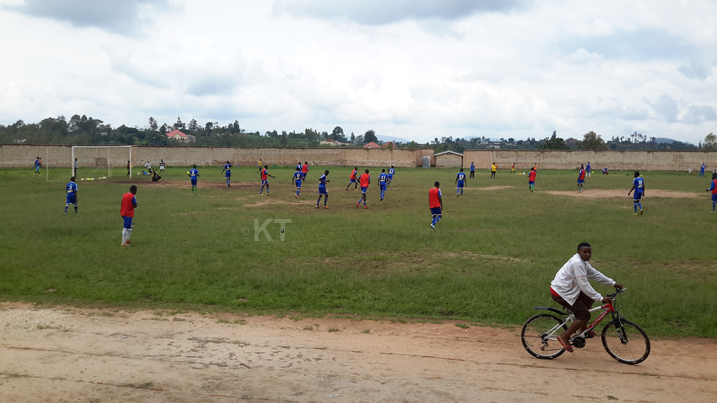 Umufana arareba imyitozo ari ku igare