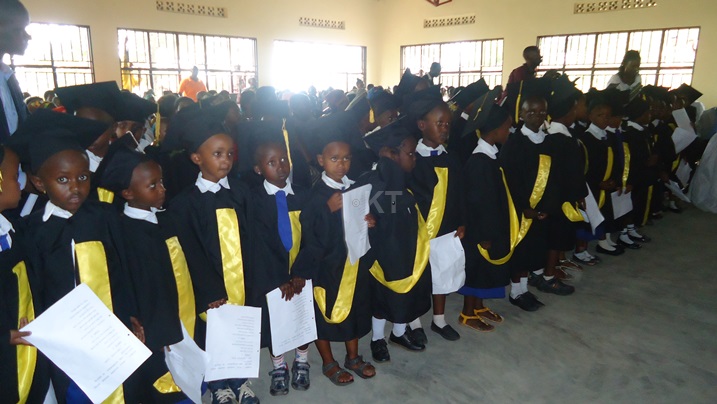 Bamwe mu bana barangije amasomo y'inshuke.