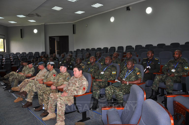 Bamwe mu basirikare bazabahugura hamwe n'abazahugurwa mu bijyanye no kubungabunga amahoro mu bihugu bigize EAC