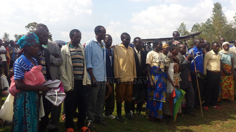 Bamwe mu baturage bimuwe ahazahingwa icyayi, bubakiwe inzu