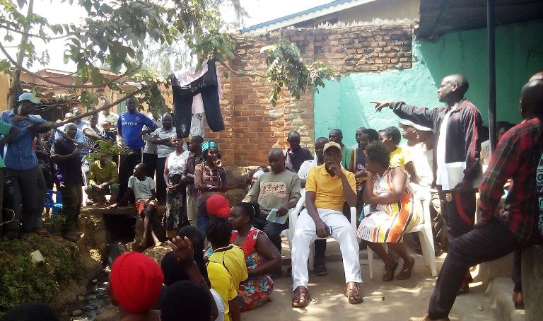 Bamwe mu batuye Dobandi bari mu nama yo guta muri yombi abajura babajujubije