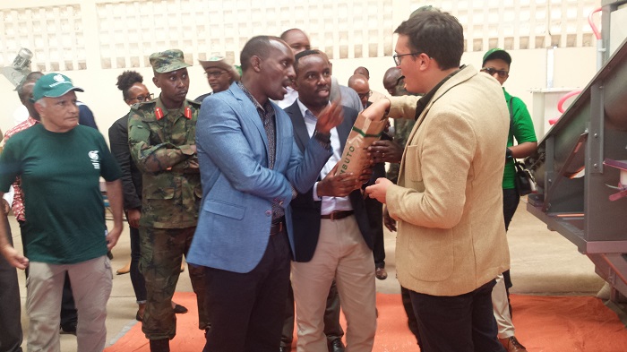 Bamwe mu bayobozi barerekwa imbuto yamaze gutunganywa izahingwa igihembwe cy'ihinga gitaha