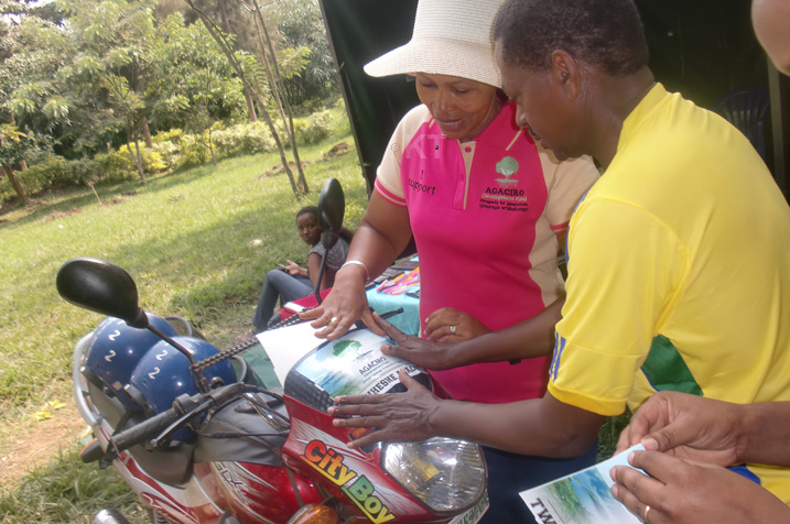 Bamwe mu bayobozi bashyira ubutumwa kuri moto