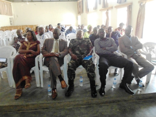 Bamwe mu bayobozi basobanurirwa imiturire igezweho.