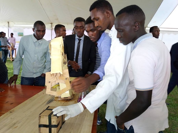 Bamwe mu bize muri INES Ruhengeri berekana ibyo bagezeho