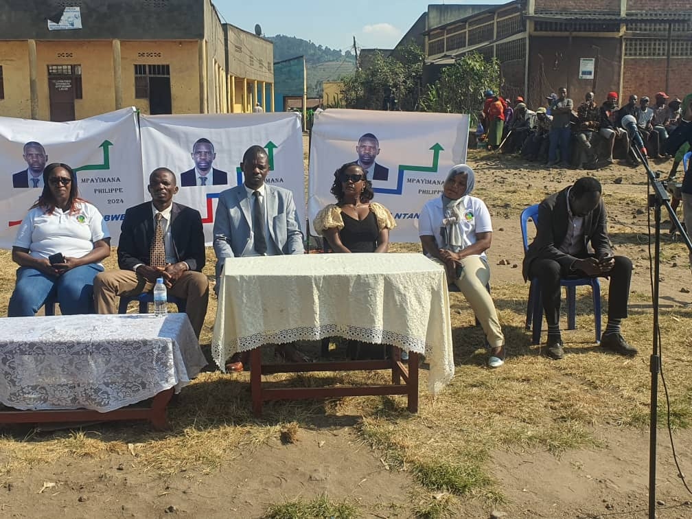 Bamwe mubaherekeje Umukandida Mpayimana harimo n'umufasha we